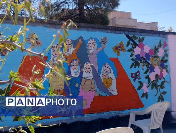 اردوی جهادی رنگ‌آمیزی مدارس با حضور دختران بیرجندی