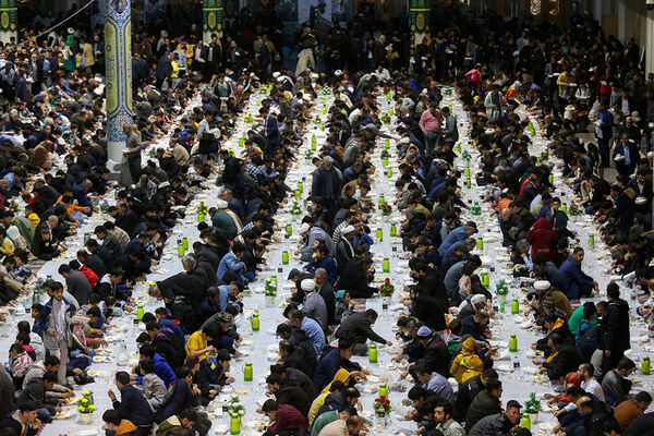 ضیافت افطاری ۲۵ هزار نفری حرم بانوی کرامت در شب میلاد کریم اهل بیت (ع)