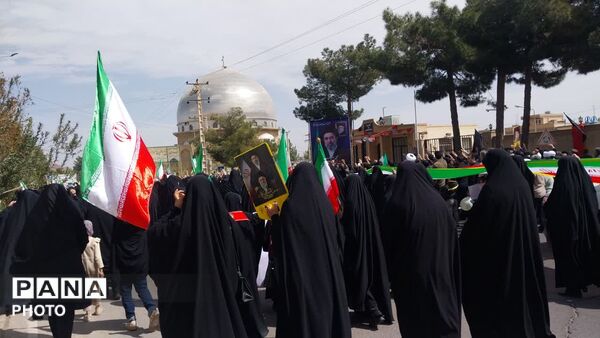 کوله پشتی‌های صورتی رنگ در راهپیمائی روز قدس تفت 