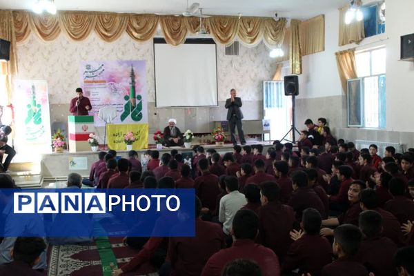 اقامه نماز جماعت در آموزشگاه متوسطه اول شاهد سمنان