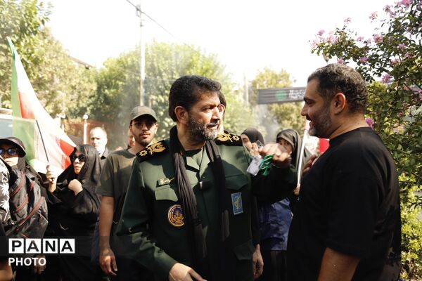 حضور فرمانده سپاه تهران در میان خیل زائران جاماندگان اربعین