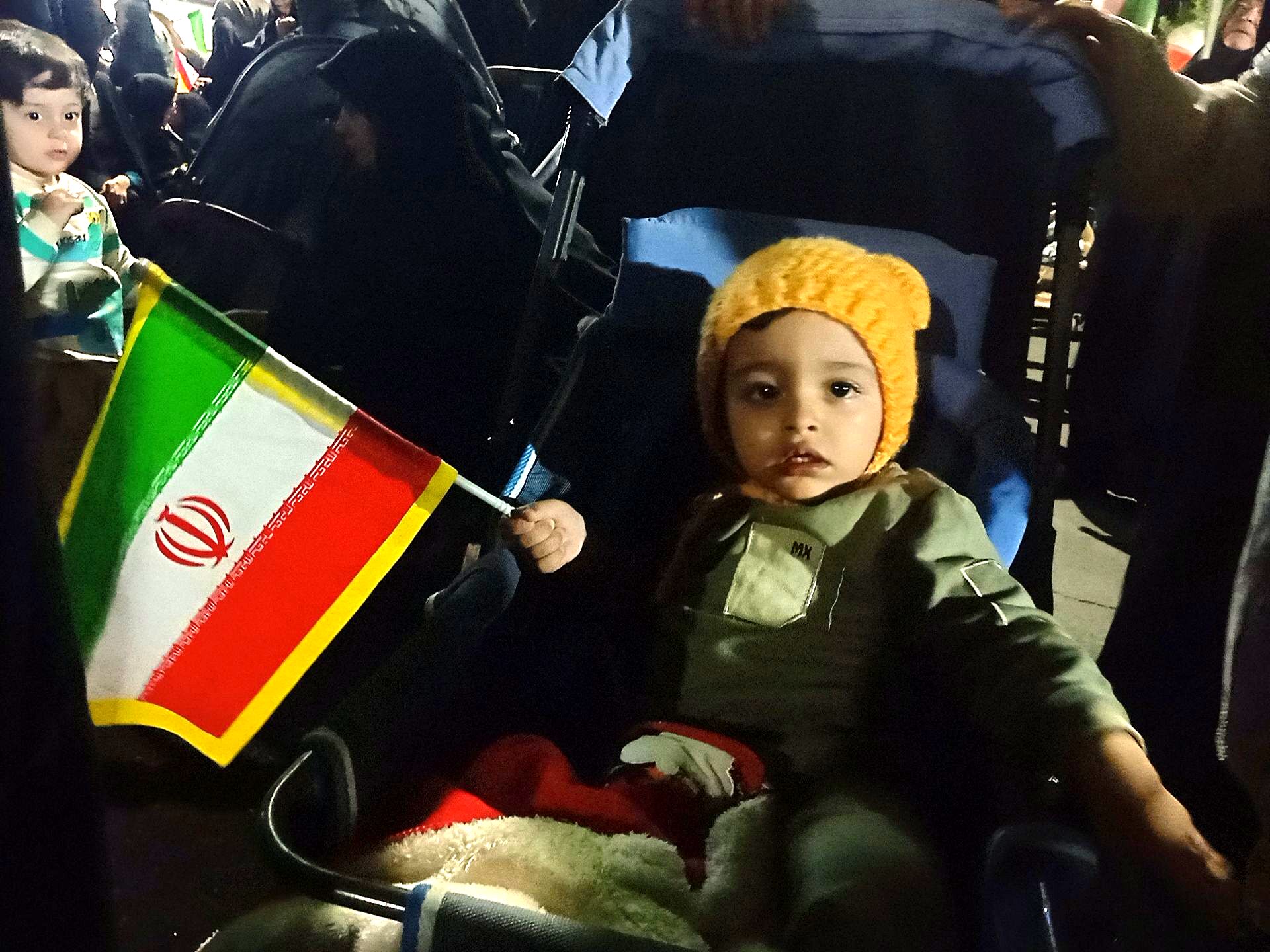 کودکان حتی در کالسکه هم میدان را رها نمی‌کنند 