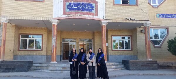 دیدار دانش‌آموزان دبیرستان بهار آزادی با همسر شهید مجید رجایی