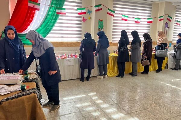  آیین گرامیداشت انقلاب اسلامی در مدارس رباط‌کریم