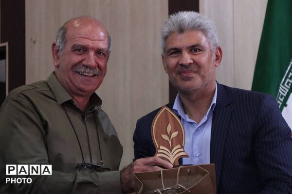 تجلیل از برگزیدگان آموزش ابتدایی در بهارستان یک
