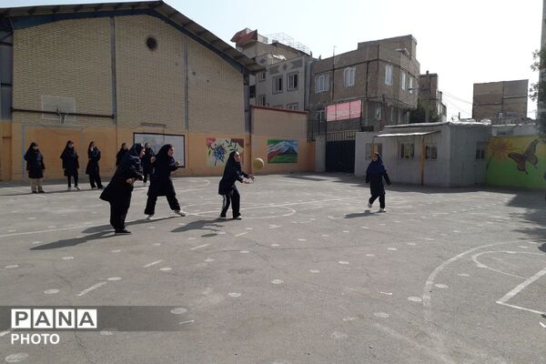رقابت دوستی و سلامتی هفته تربیت‌بدنی با شور و نشاط دانش‌آموزان در دبیرستان توحید یک
