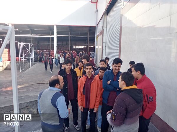 بازدید دانش آموزان دبیرستان نمونه آیت‌الله خامنه‌ای از شهرک صنعتی کاشمر