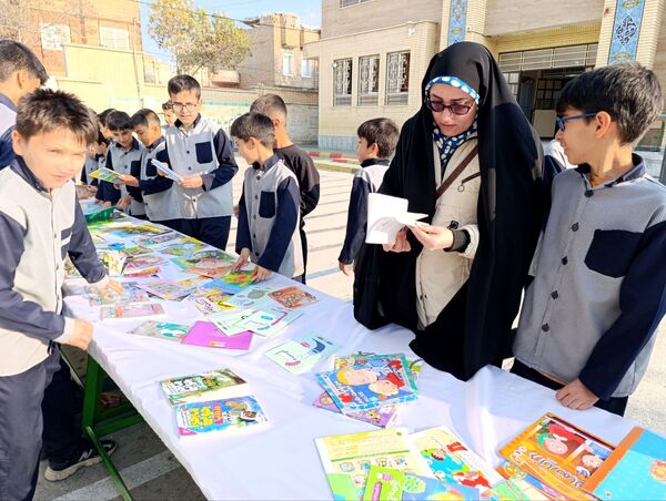 برگزاری نمایشگاه کتاب در دبستان معلم دو آشخانه 