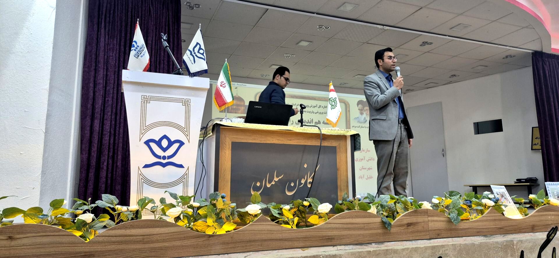 خبرنگار باید در جنگ روایت ها قسمت درست روایت بایستد