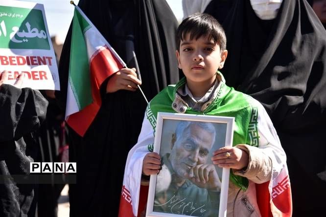 یوم الله ۲۲ بهمن زنگ وحدت در گود تجدید بیعت با رهبر معظم انقلاب اسلامی/خیلی از شهدا از پشت نیمکت مدرسه مجاهدت را آموختند