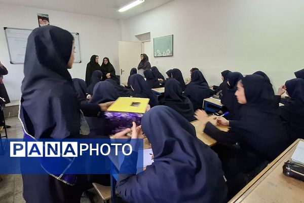 انتخابات همیار مشاور در مدرسه حضرت فاطمه(س)