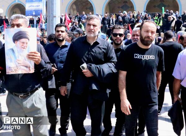 وداعِ تاریخی با «رهبر شهید ایران» از نگاه دوربین؛ تجلی بصیرت فرهنگیانِ «منطقه ۱۷» در مصلای تهران