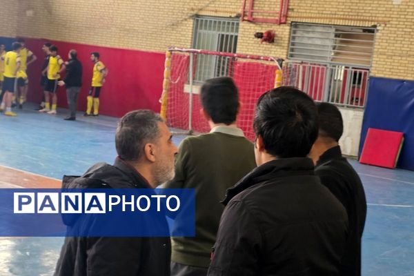 رقابت دانش‌آموزان رباط‌کریم در مسابقات بین مدرسه‌ای فوتسال