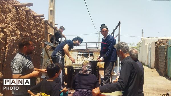 پخش نذری روز عاشورا رسمی قدیمی در روستای حسن آباد بلهر نیشابور 