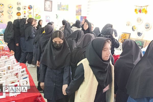 نمایشگاه کار و فناوری در دبیرستان نشاط بهارستان‌دو