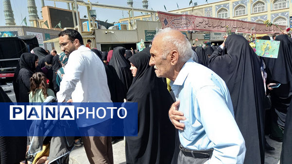 عشق و ارادت زائران حضرت معصومه(س) در قالب کاروان نمادین ورود ایشان به قم