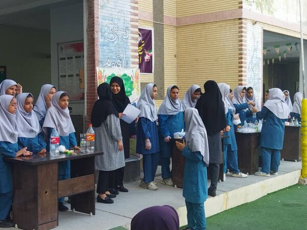 جشن دانش شهرستان میناب در روز آزمایشگاه 