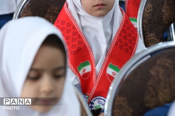جشن شکوفه‌ها در دبستان ۲۲ بهمن یزد