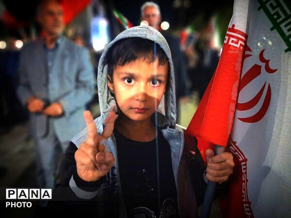 کودکان و جوانان انقلابی کاشمر در میدان خیابان