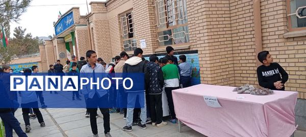 برگزاری بازار چه دانش‌آموزی دبیرستان پسرانه متوسطه اول آزادگان شهرستان کاشمر 