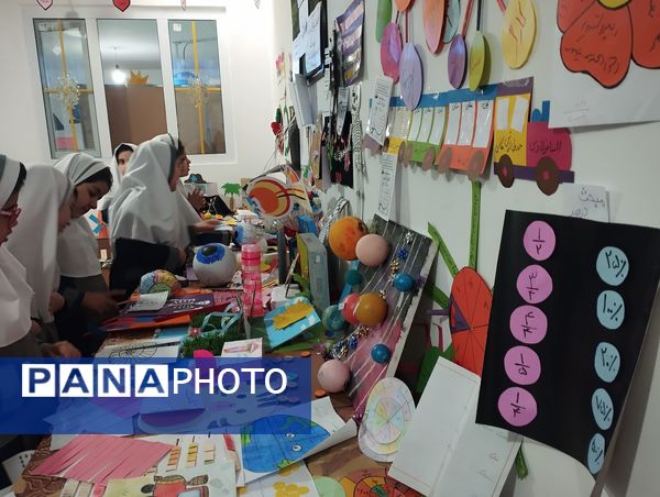 جشنواره بازی و یادگیری همزمان با ایام الله دهه فجر در دبستان وحدت