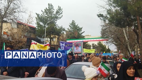 حضور افشار مختلف مردم نیشابور در راهپیمایی ۲۲ بهمن 