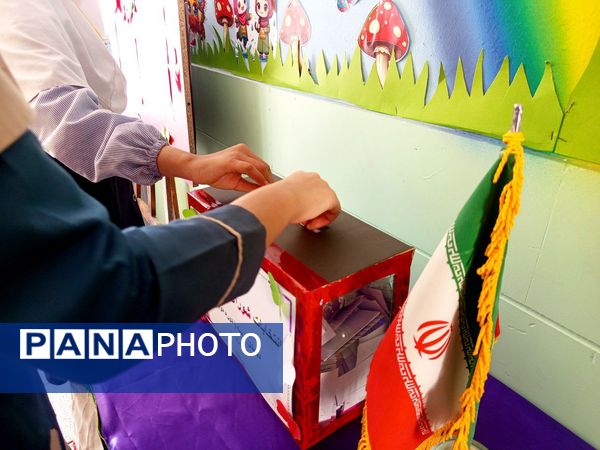 انتخابات شورای دانش آموزی در دبستان سمیه