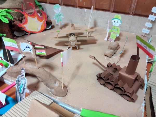 نمایشگاه دست‌سازه‌های آمادگی دفاعی دانش‌آموزان مدرسه حاج مهدی رسولی