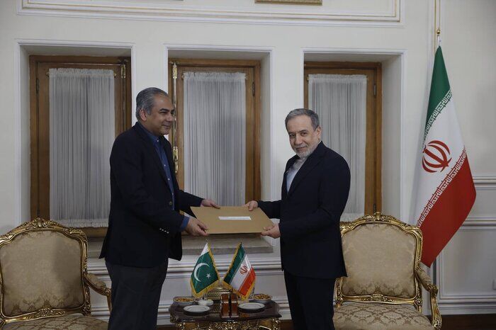 دیدار و گفت‌وگوی وزیر کشور پاکستان با سیدعباس عراقچی