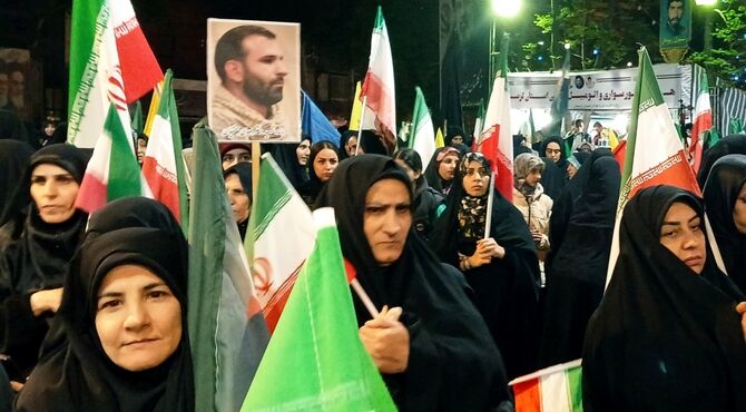 جلوه‌هایی از اجتماع مردم خرم آباد در میدان امام،درپی لبیک به فرمان رهبر انقلاب
