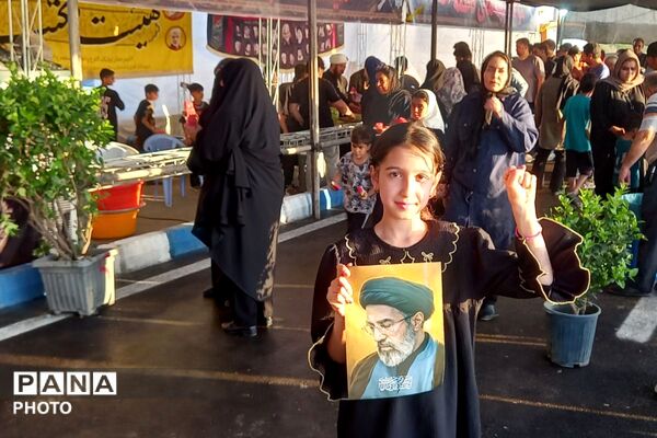 با مشت گره کرده برخاستیم