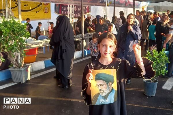 با مشت گره کرده برخاستیم