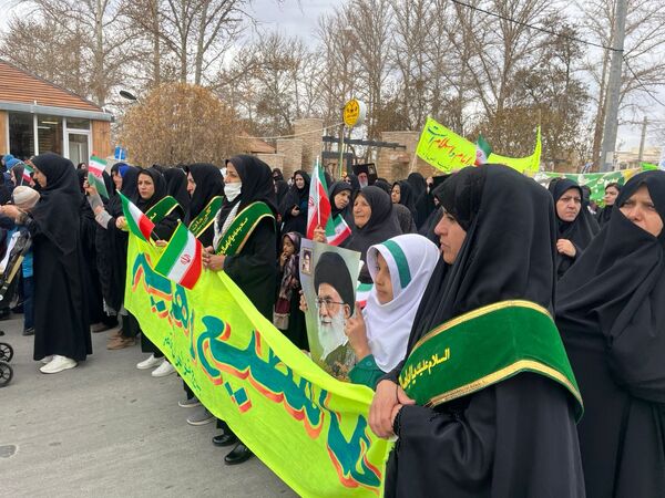 حضور پرشور فرهنگیان، دانش‌آموزان و اقشار مختلف مردم در راهپیمایی ۲۲بهمن