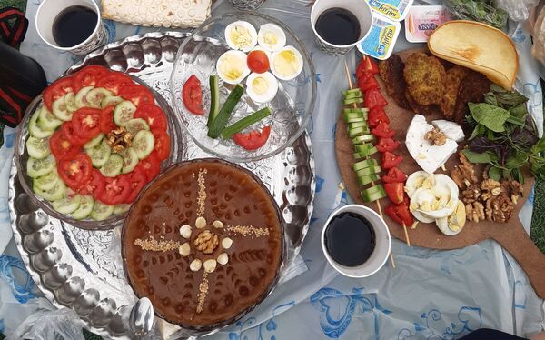 دختران شاد با صبحانه سالم در دبیرستان هیات امنایی فرزانگان ملارد