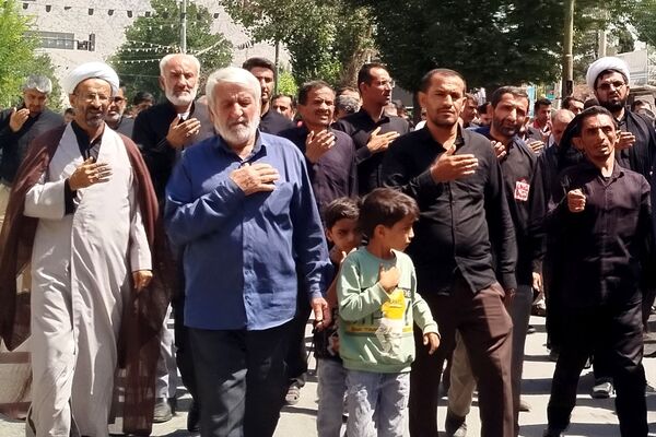 کاروان عزاداران ۲۸ صفر، لردگان را سیاه‌پوش کرد