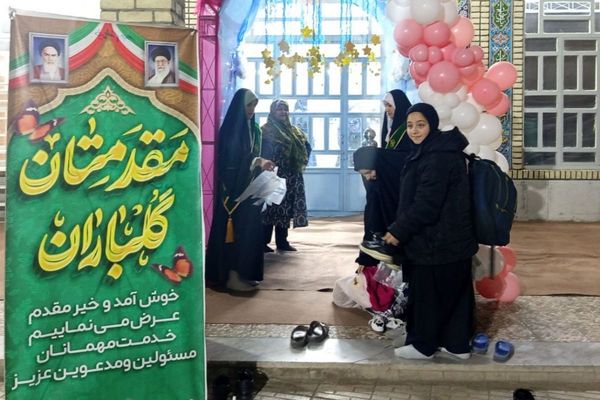 اعتکاف دانش‌آموزی رباط‌کریم با پرچم‌گردانی حضرت ابوالفضل(ع)