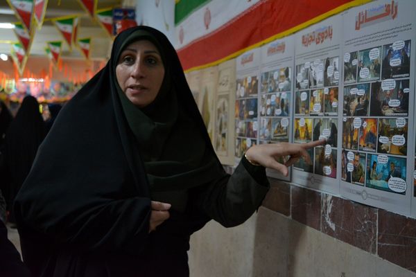 فانوس به دبیرستان حکمت آمد