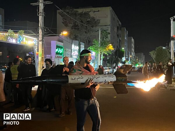 ایمان و مشت گره کرده،نماد مقاومت است