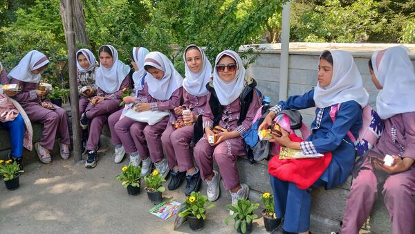 بازدید دانش‌آموزان مدرسه ایران از فضای سبز شهرداری ملارد به مناسبت روز زمین پاک