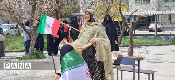 نمایش دانش‌آموزان دختر در سوگ شهدای میناب