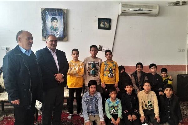 دیدار جمعی از دانش‌آموزان مدرسه محمدی کاشانی قم با مادر شهید «علی باقری»