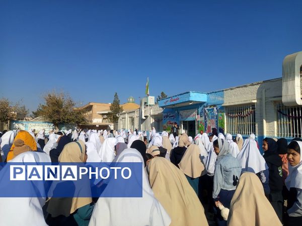 بازارچه کتاب در دبستان سمیه