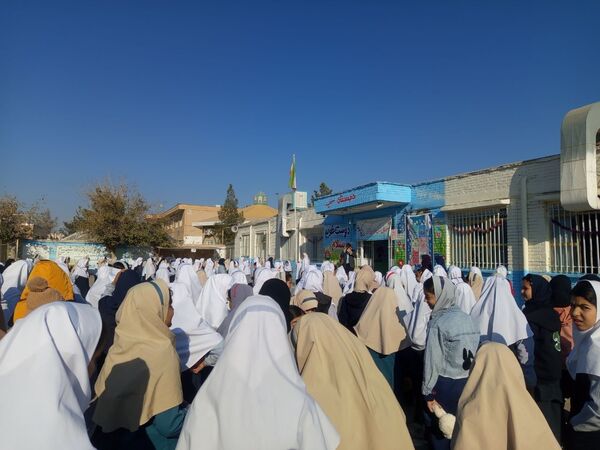 بازارچه کتاب در دبستان سمیه
