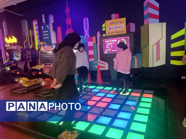 اردوی تفریحی دانش‌آموزان دبیرستان شاهد افشار در شهربازی خلیج فارس