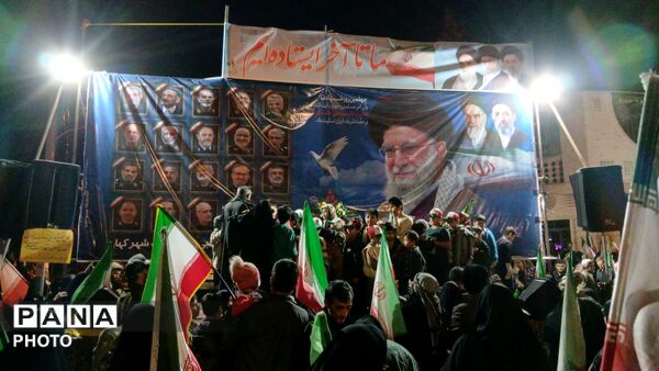 پرچم های ایران بر دستان وطن دوستان نیشابوری 