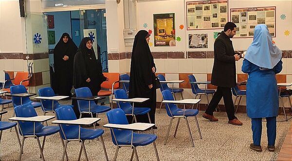 بازدید از غرفه‌های مدرسه انقلاب دبیرستان فرزانگان قائمشهر