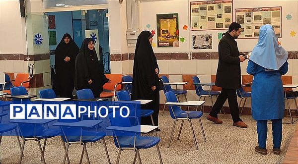 بازدید از غرفه‌های مدرسه انقلاب دبیرستان فرزانگان قائمشهر