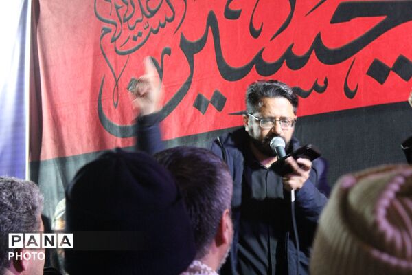 تجمع مردم ولایتمدار شهرستان فاروج بعد از اذان مغرب در میدان مرکزی شهر 