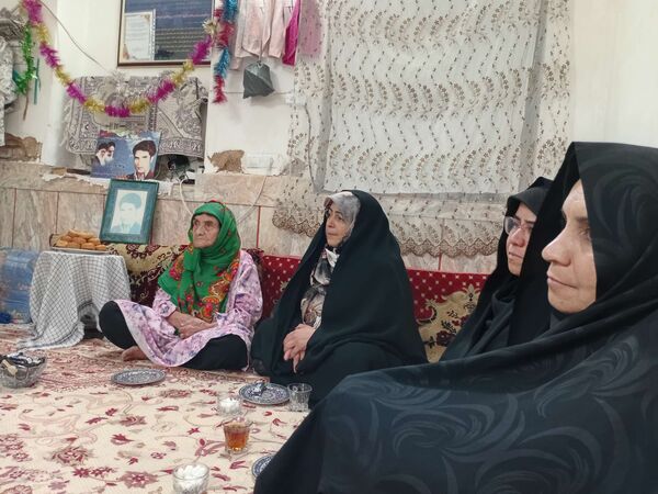 دیدار مسئولین پایگاه کوثر روستای نقاب با مادر شهید غلام زاده