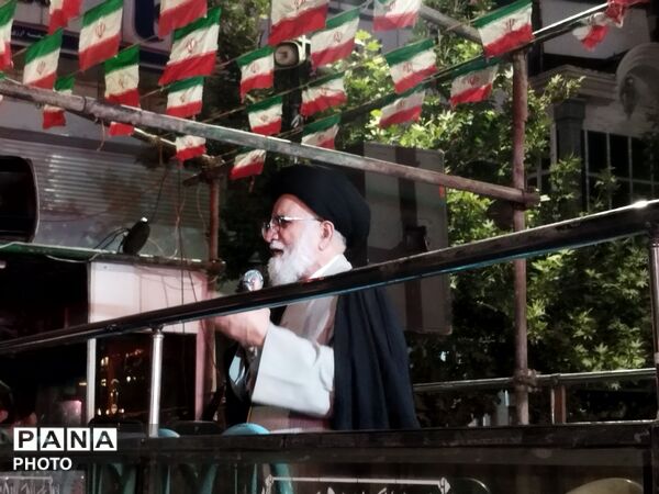 شبِ اشک و عرفان در حسینیه امام خمینی